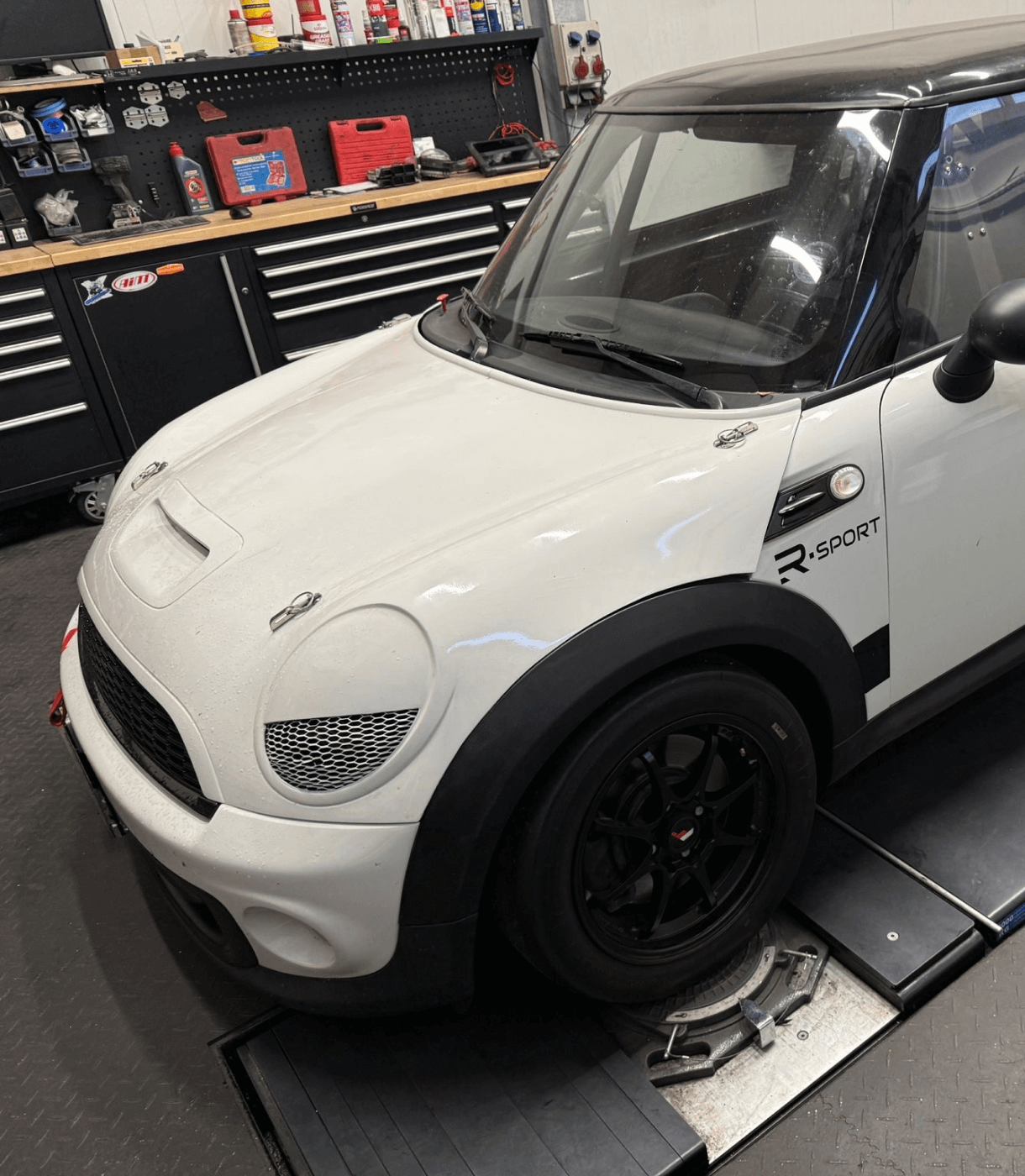 MINI R56 race car build – final assembly before racing debut