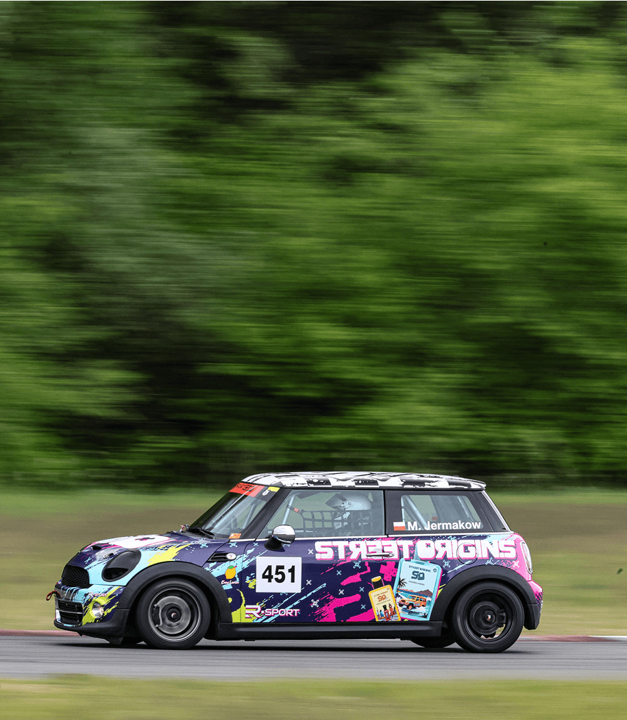 Maciej za kierownicą Mini podczas zawodów motorsport