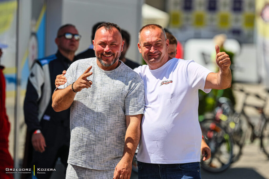 Kibice obserwujący wyścig Rsport Cup przy torze