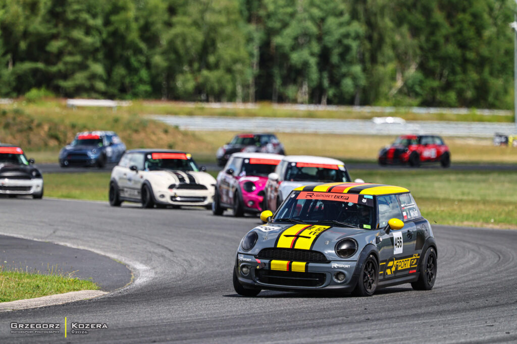 Samochód Mini na torze wyścigowym podczas rundy Rsport Cup