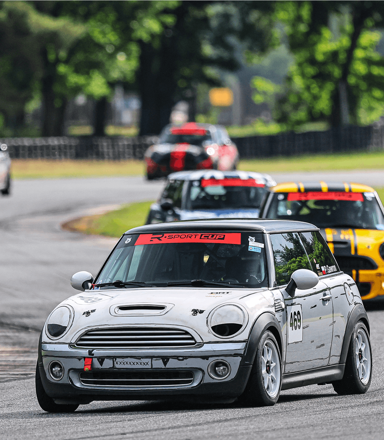 Mini pokonujące zakręt podczas rundy WSMP
