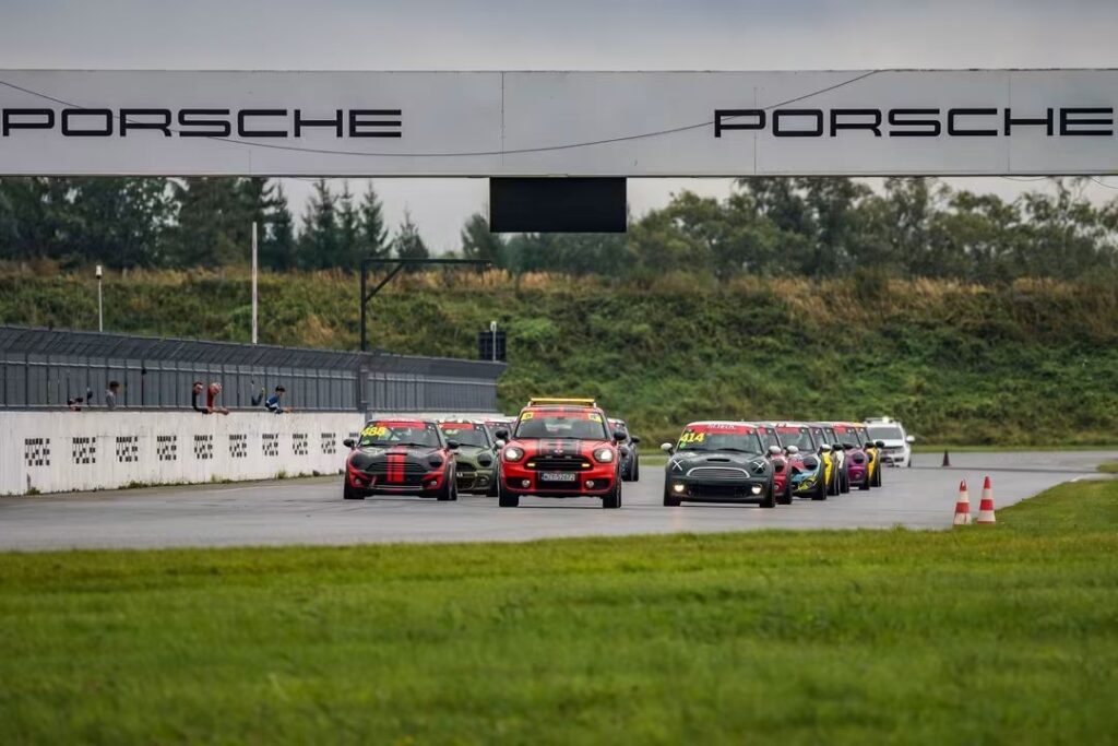 Samochód Mini R56 na torze Porsche Ring podczas rundy WSMP w Estonii