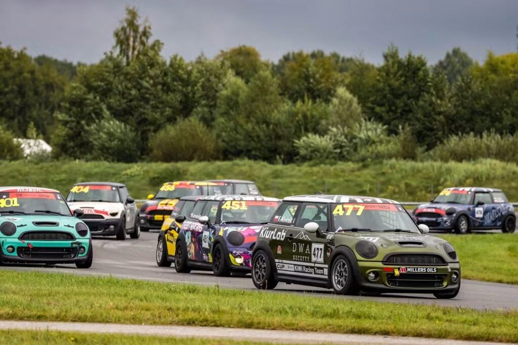 Mini Cooper R56 w trakcie wyścigu na torze AudruRing w Estonii