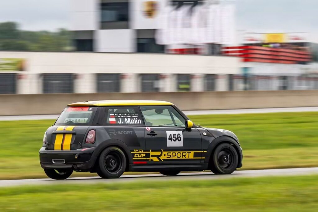 Samochód Mini Rsport Cup pokonujący zakręt na torze Porsche Ring