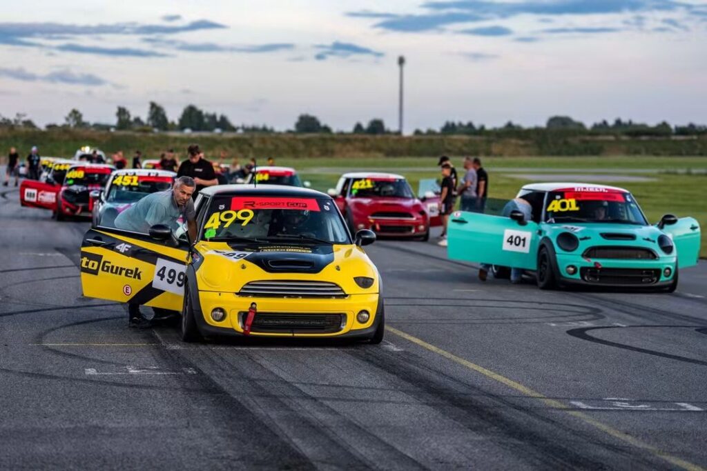 samochody Mini R56 podczas rundy wyjazdowej WSMP na torze AudruRing w Estonii