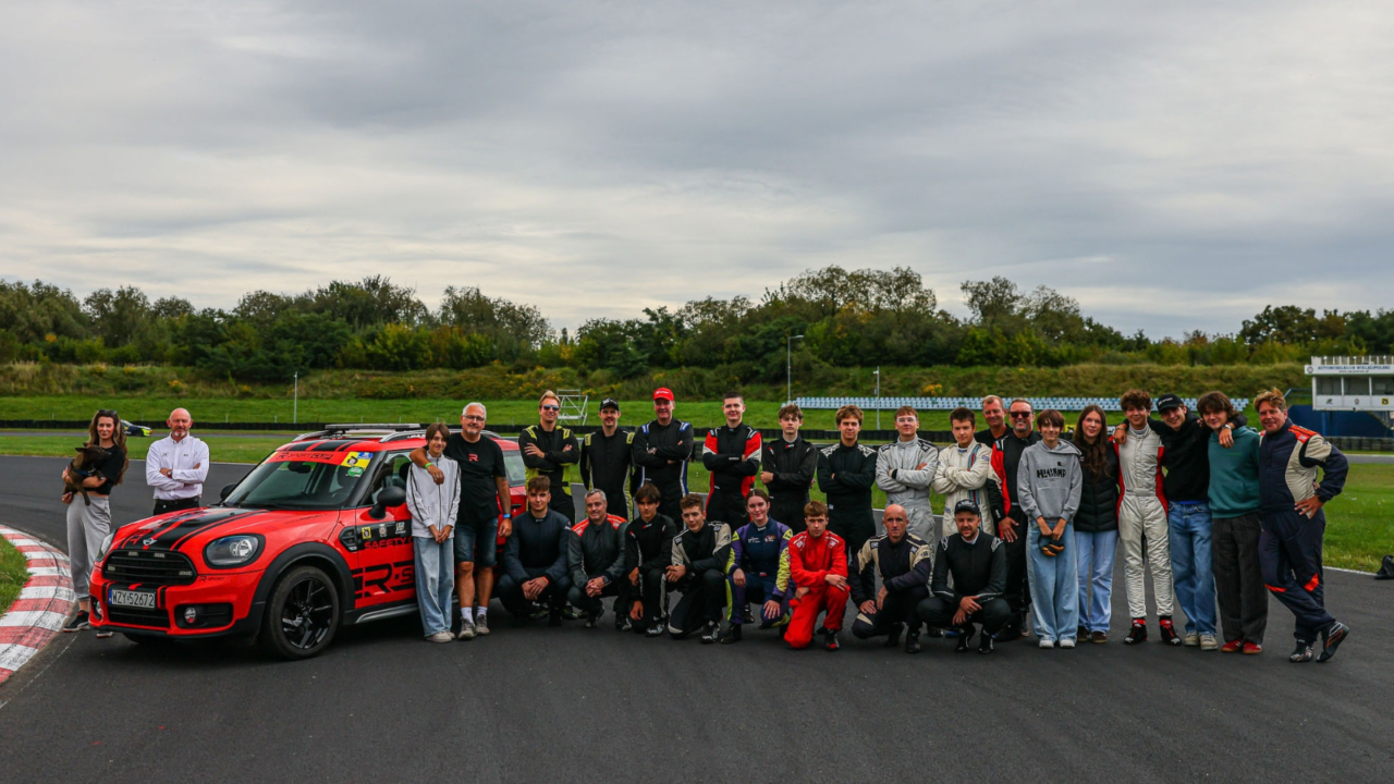 Kierowcy i ekipa R Sport Cup pozują do zdjęcia grupowego przy safety carze na Torze Poznań