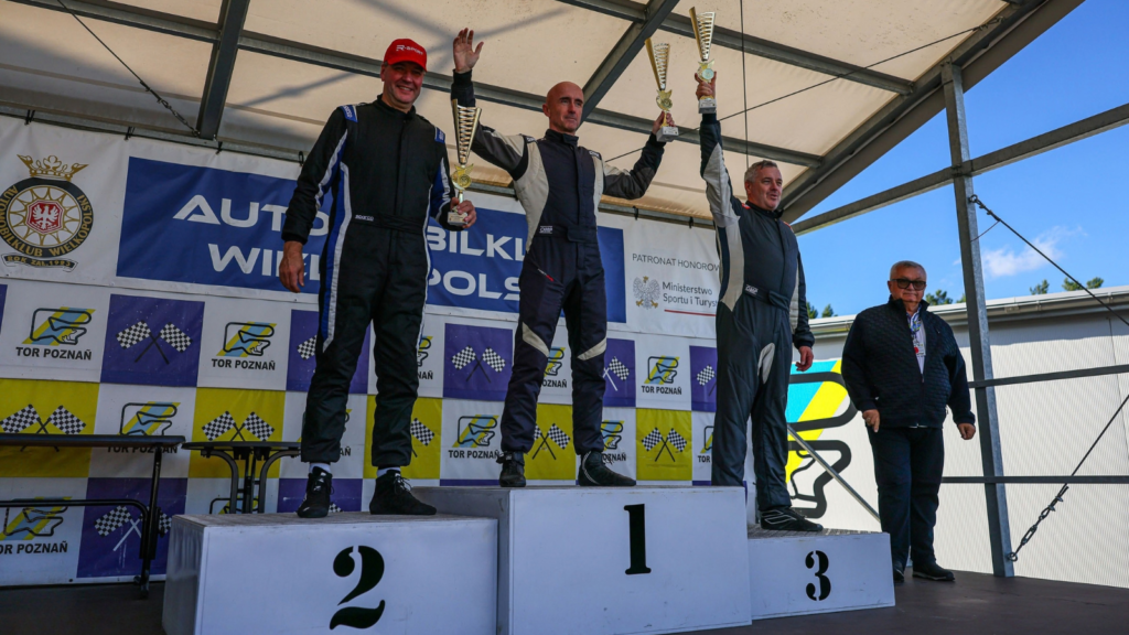Podium klasy Masters R Sport Cup Mini R56 na Torze Poznań — trzech kierowców z pucharami