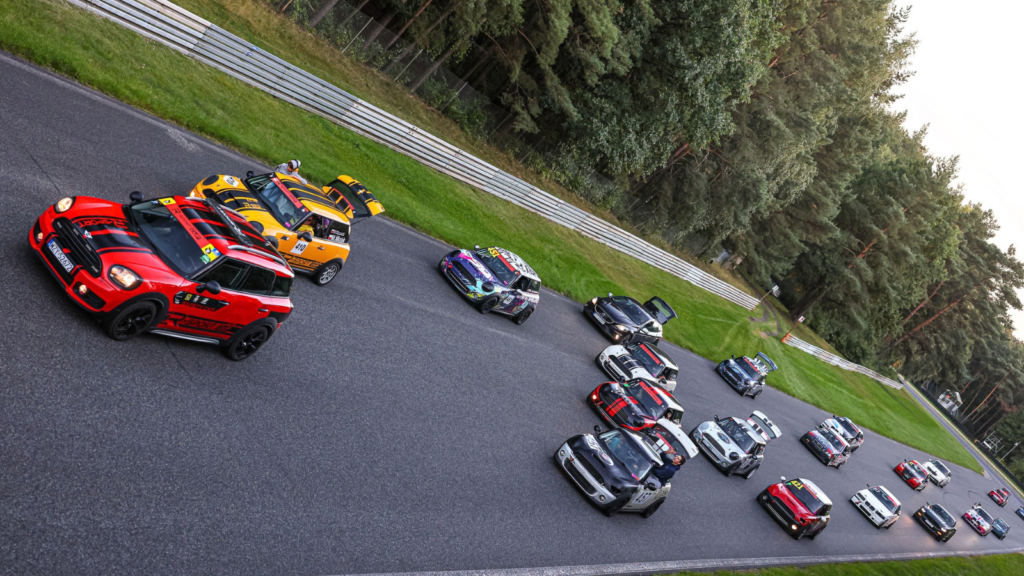 Samochody Mini Cooper R56 na Torze Poznań podczas rundy R Sport Cup WSMP 2026
