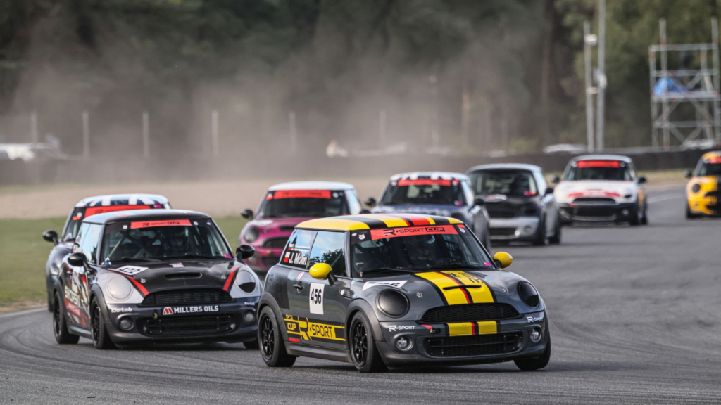 Jerzy Molin nr 456 prowadzi w wyścigu R Sport Cup Mini R56 na Torze Poznań